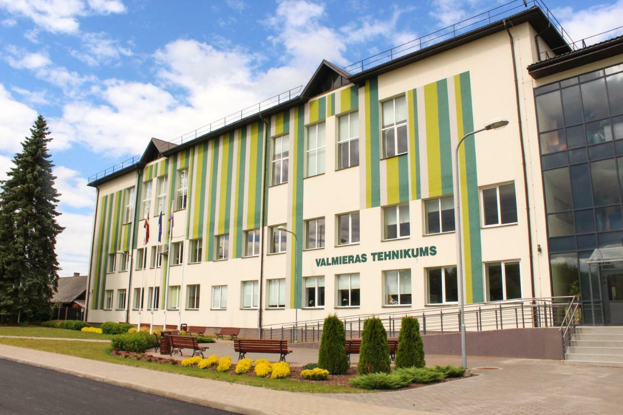 Valmieras Tehnikuma Dienesta Viesnica エクステリア 写真